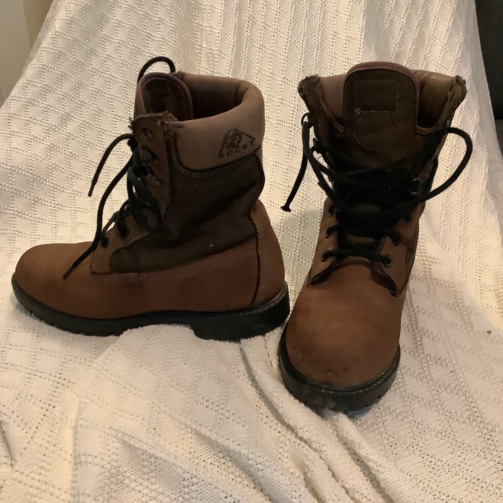 Rocky hiking boots.  Fits Sz 7.5 men’s, 9 women’s. Gender neutral.